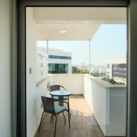 Phaedrus Living: Luxury 504 Apartment
